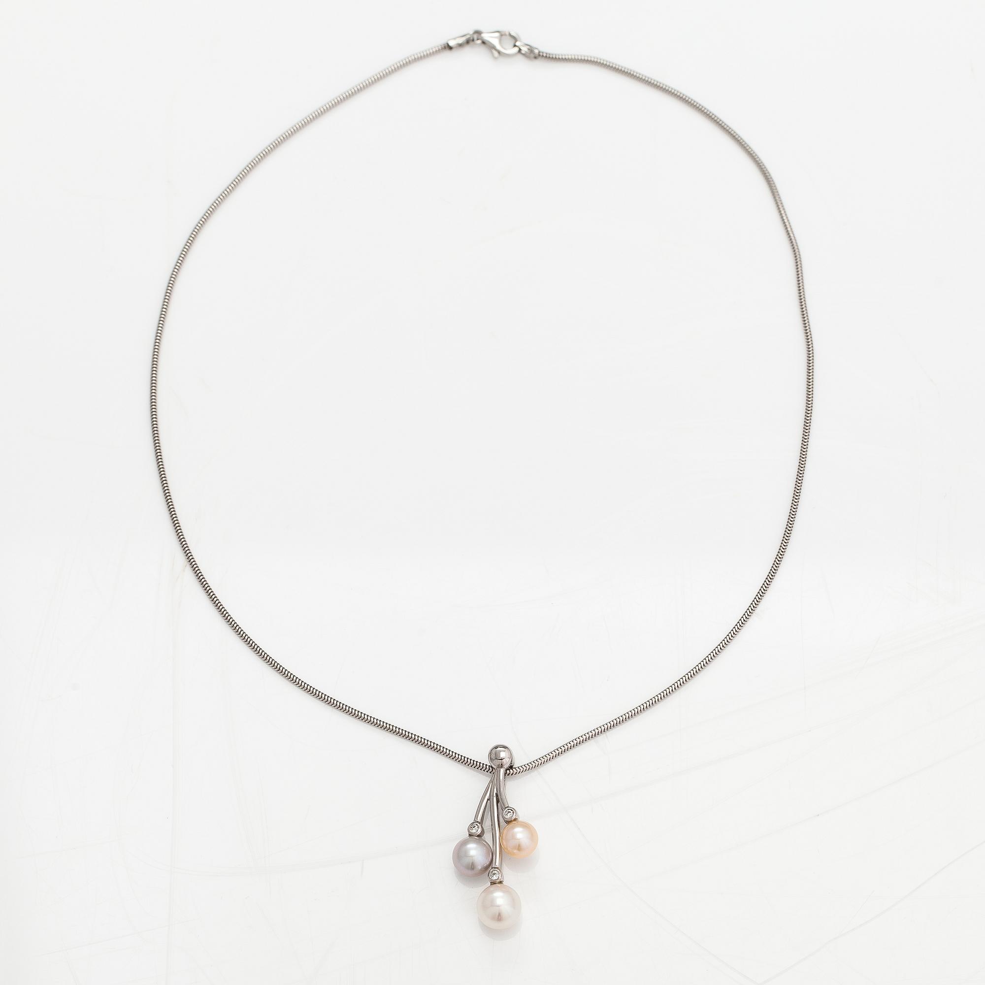 A 14K white gold necklace with cultured pearlsand diamonds ca. 0.06 ct in total.