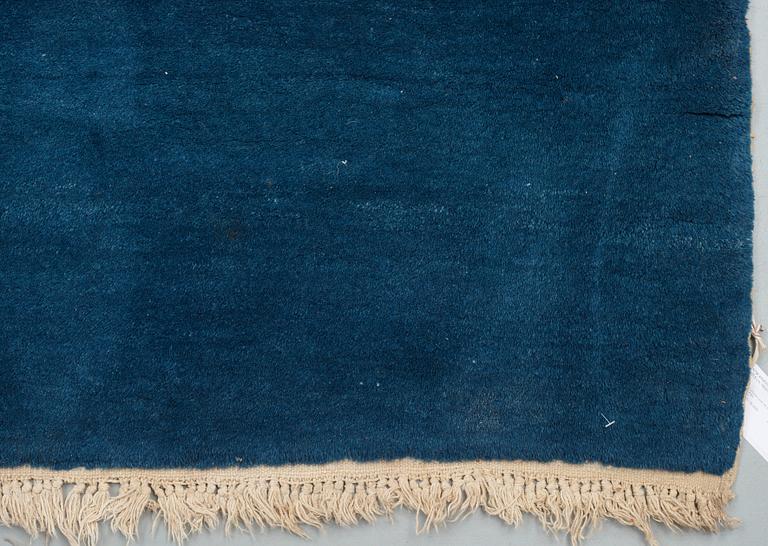 SEMIANTIK KINESISK MATTA. 354 x 283,5 cm. 1900-talets förra hälft.