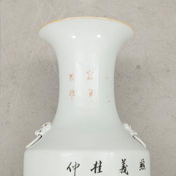 A Chinese vase, 20th century.