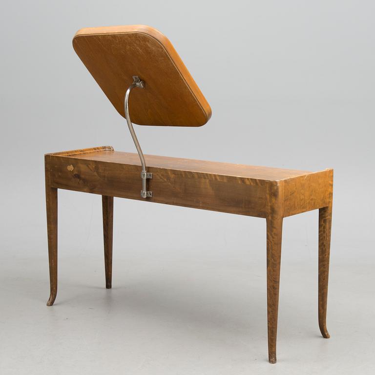 A late 1930s dressing table, probably Margareta Nordman for Keravan Puusepäntehdas, Stockmann, Finland.