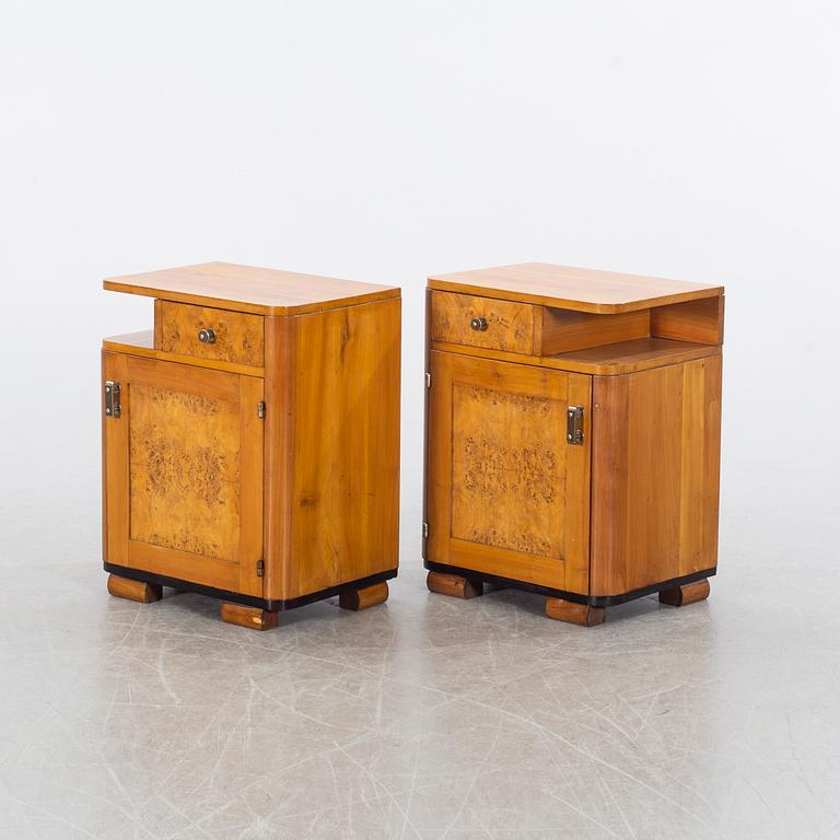 A pair of bedside, 1900-talets mitt.