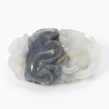 Bälteshake samt amulett och ask, nefrit och sten, Qingdynastin.