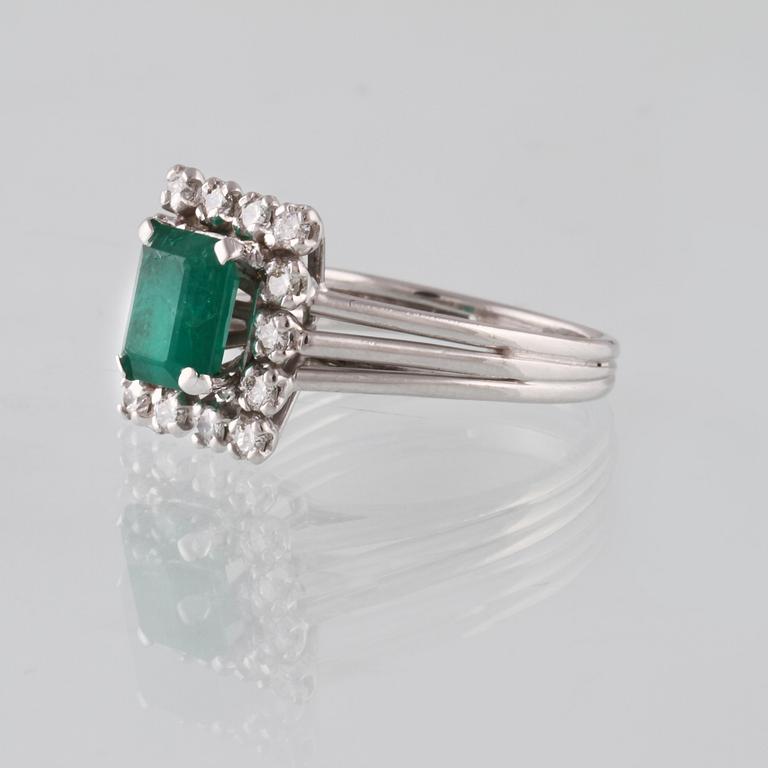 RING, 18K vitguld med smaragdslipad smaragd ca 1.30 ct och briljantslipade diamanter ca 0.50 ct. Vikt 5,5 gram.