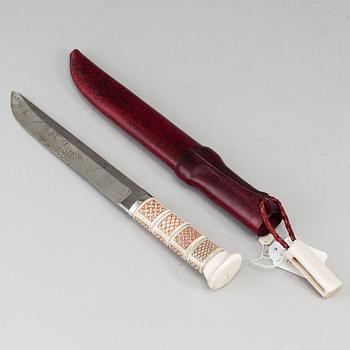 PENTTI TURUNEN, a reindeer horn knife.