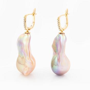 Earrings in 18K gold with cultured baroque freshwater pearls and brilliant-cut diamonds.