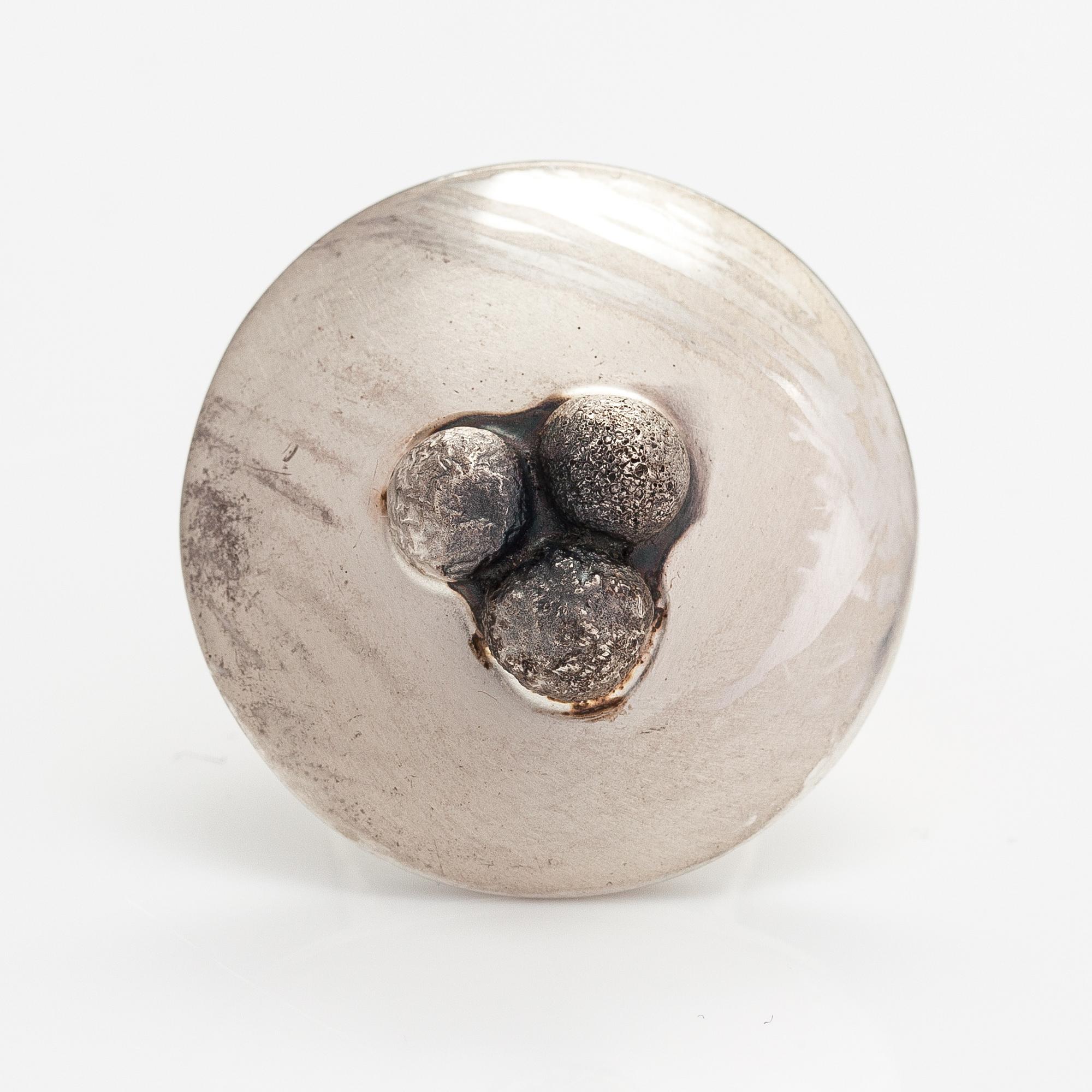 Pekka Piekäinen, Ring "Lingon", stelringsilver. Auran Kultaseppä, Åbo 1970.