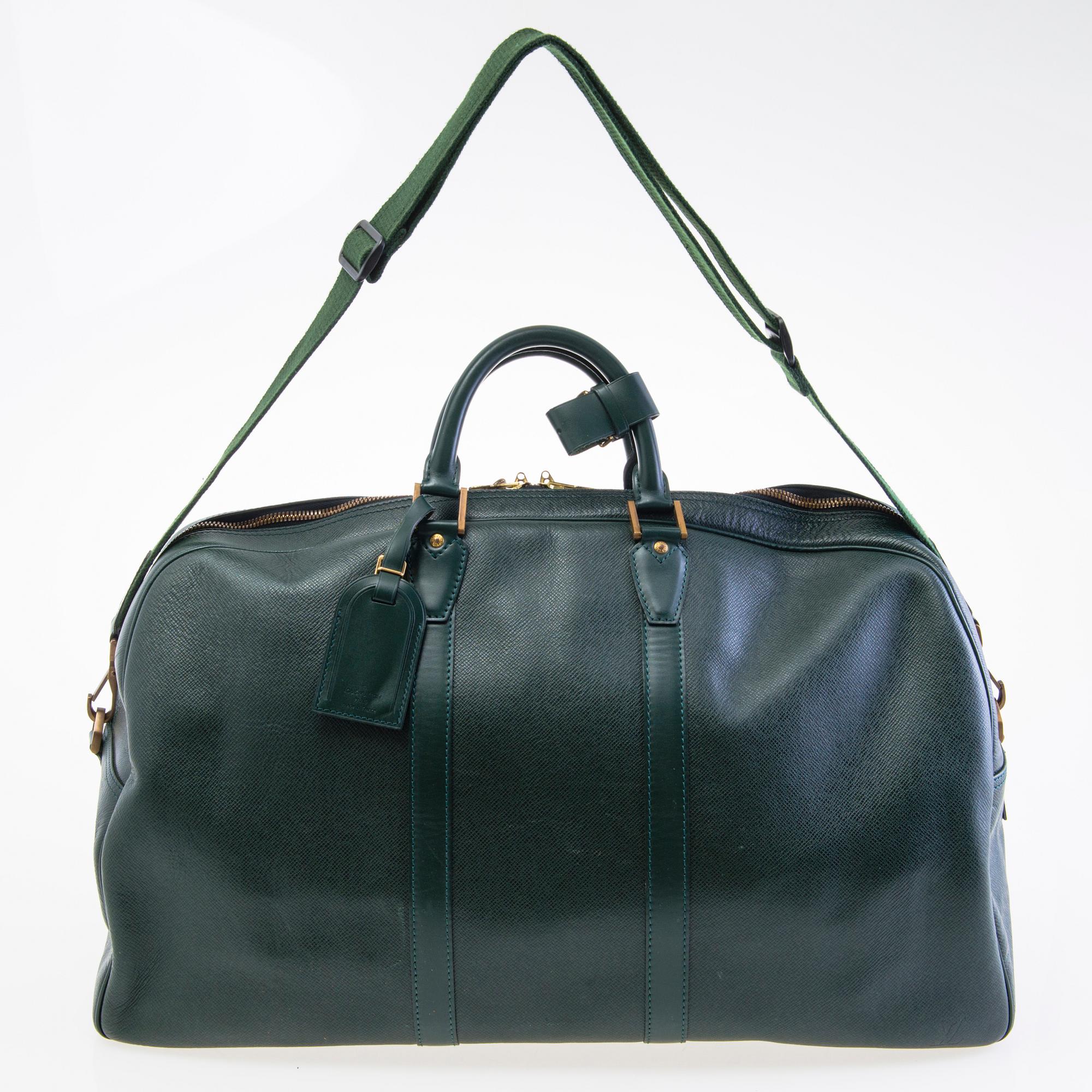 LOUIS VUITTON Green Taïga Kendall GM Travel bag.