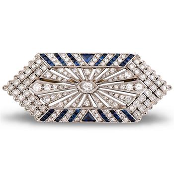 124. BROSCH, carréslipade safirer, briljant- och åttkantslipade diamanter, platina. Art Deco 1920-tal.