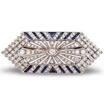 124. A BROOCH, square cut sapphires, brilliant and 8/8 cut diamonds, platinum. Art Deco 1920s.