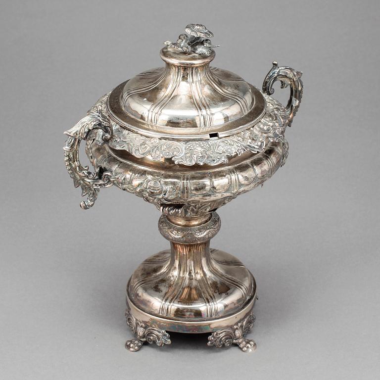 SOCKERSKÅL PÅ FOT, Silver, nyrokoko, Zachris Lundqvist, Stockholm, 1838. Vikt ca 855 gram.