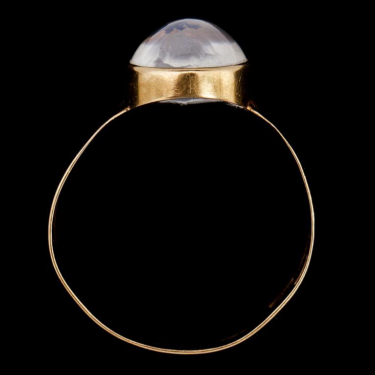 RING, 18k guld med cabochonslipad månsten, 1900-talets senare hälft. Vikt 5 g.