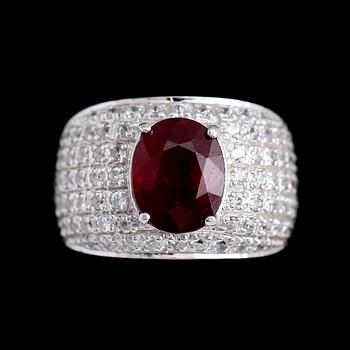 RING, silver, vita safirer och rubin 2.50 ct. Total vikt ca 5 g.