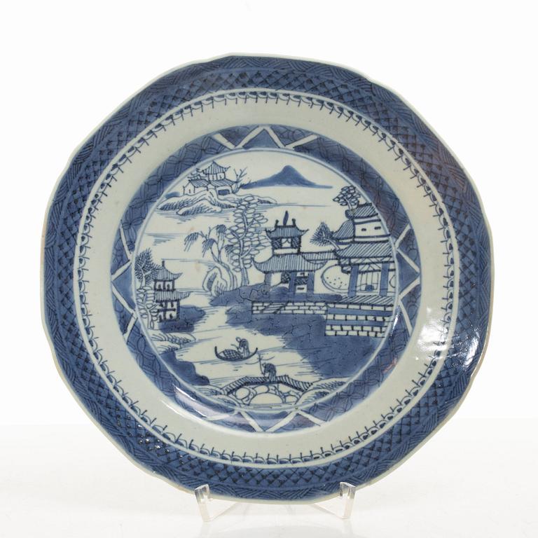 Tallrikar, 19 stycken, kompaniporslin, Kina, Qingdynastin, 1800-tal.