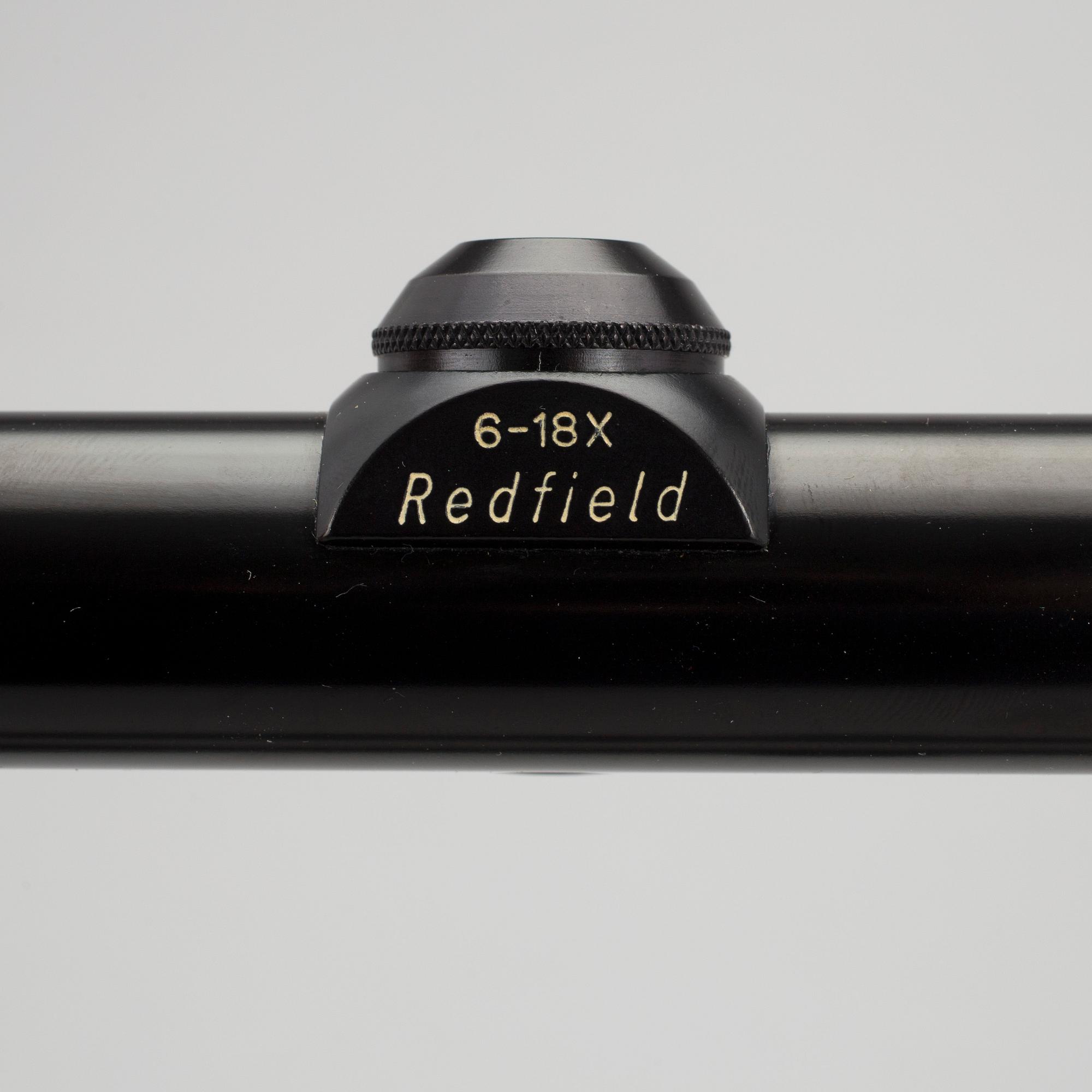 GEVÄRSTILLBEHÖR, bland annat 4 kikarsikten. 1900-tal.