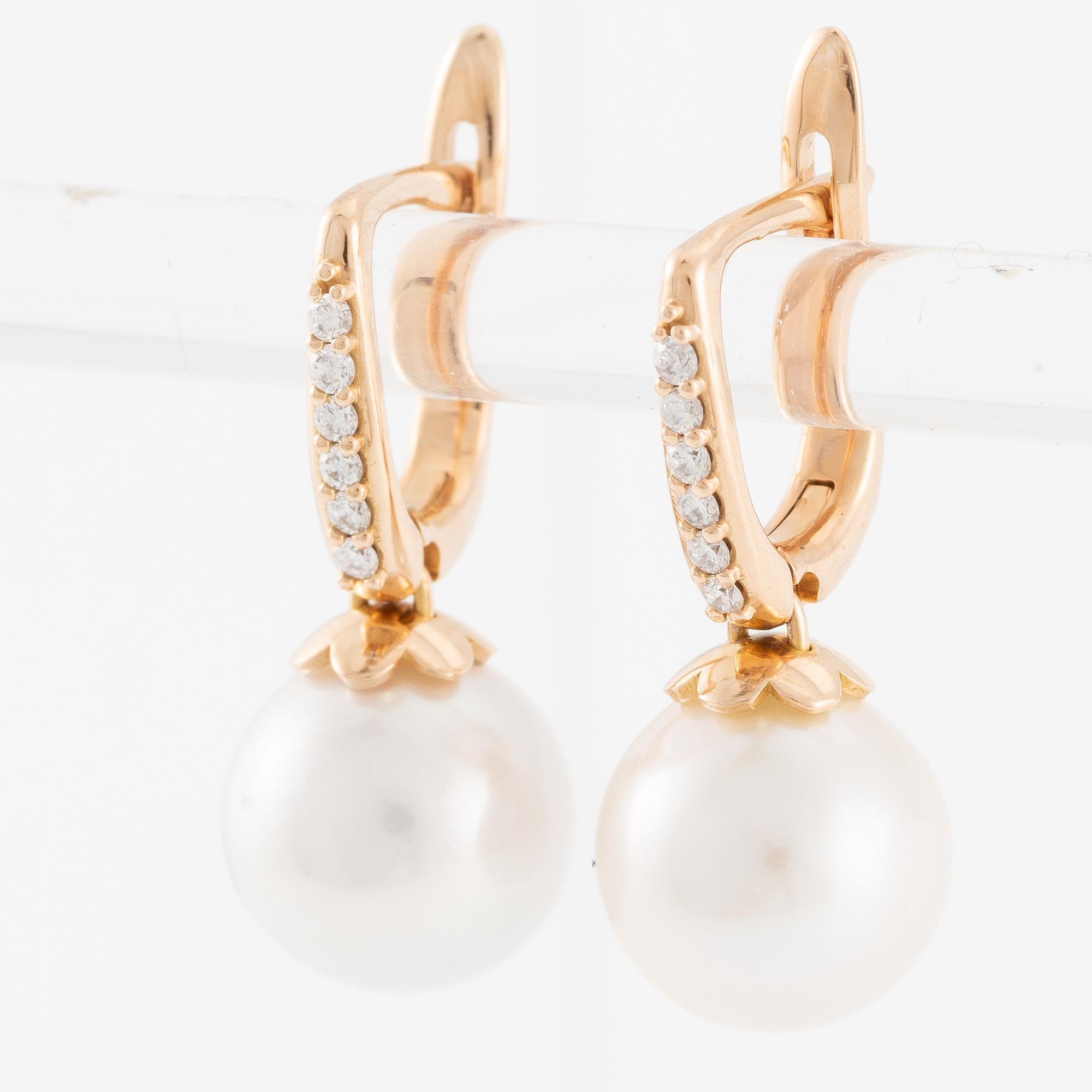 Earrings 18K gold with cultured freshwater pearls and brilliant-cut diamonds.