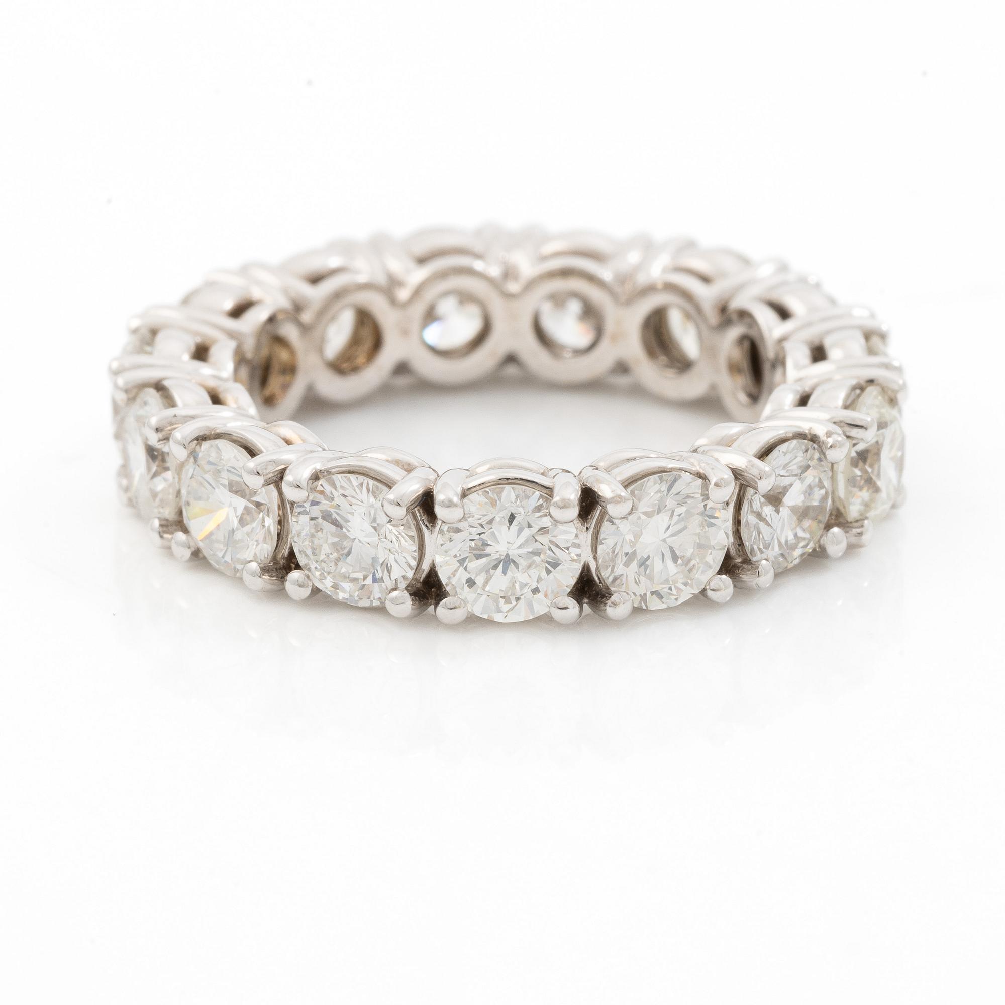 Ring full eternity 18K white gold with brilliant-cut diamonds.