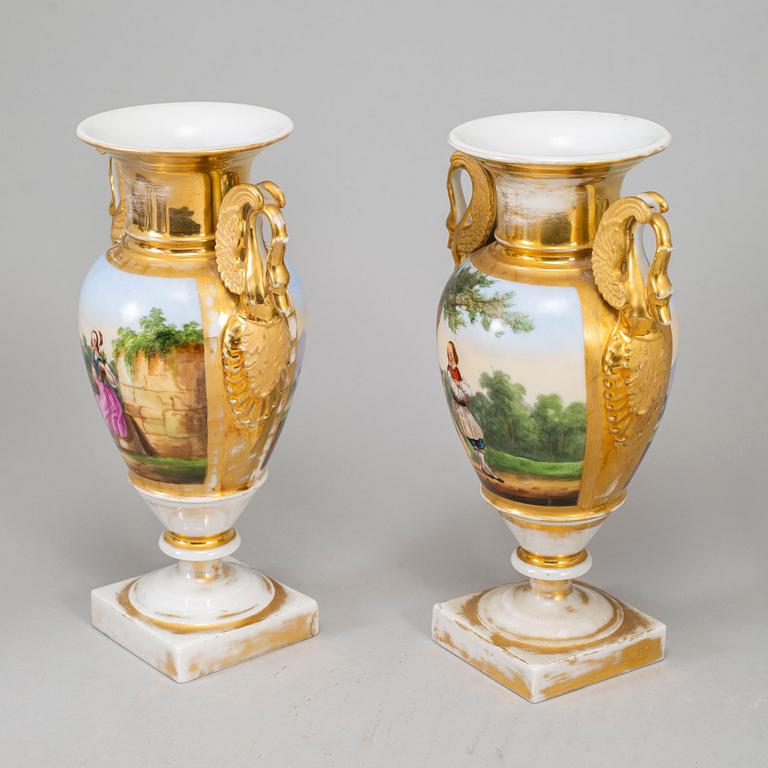 A pair porcelaine decorative vases, first half of the 19th century.