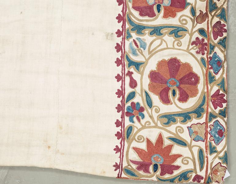 ANTIQUE UZBEK SUZANI. 124 x 86 cm.