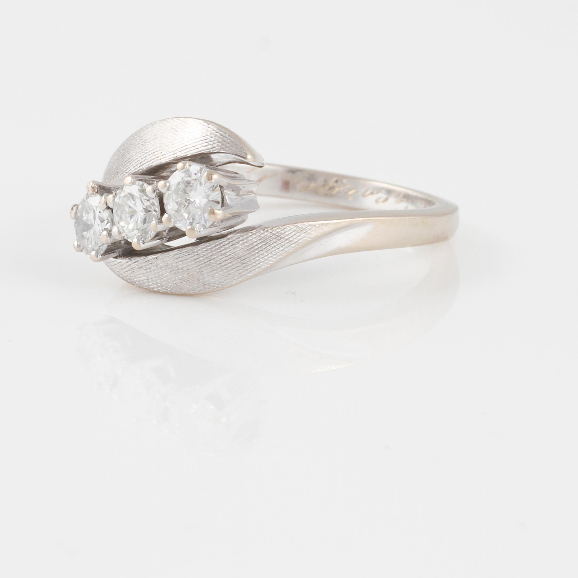 RING, med 3 briljantslipade diamanter ca 0.45 ct.
