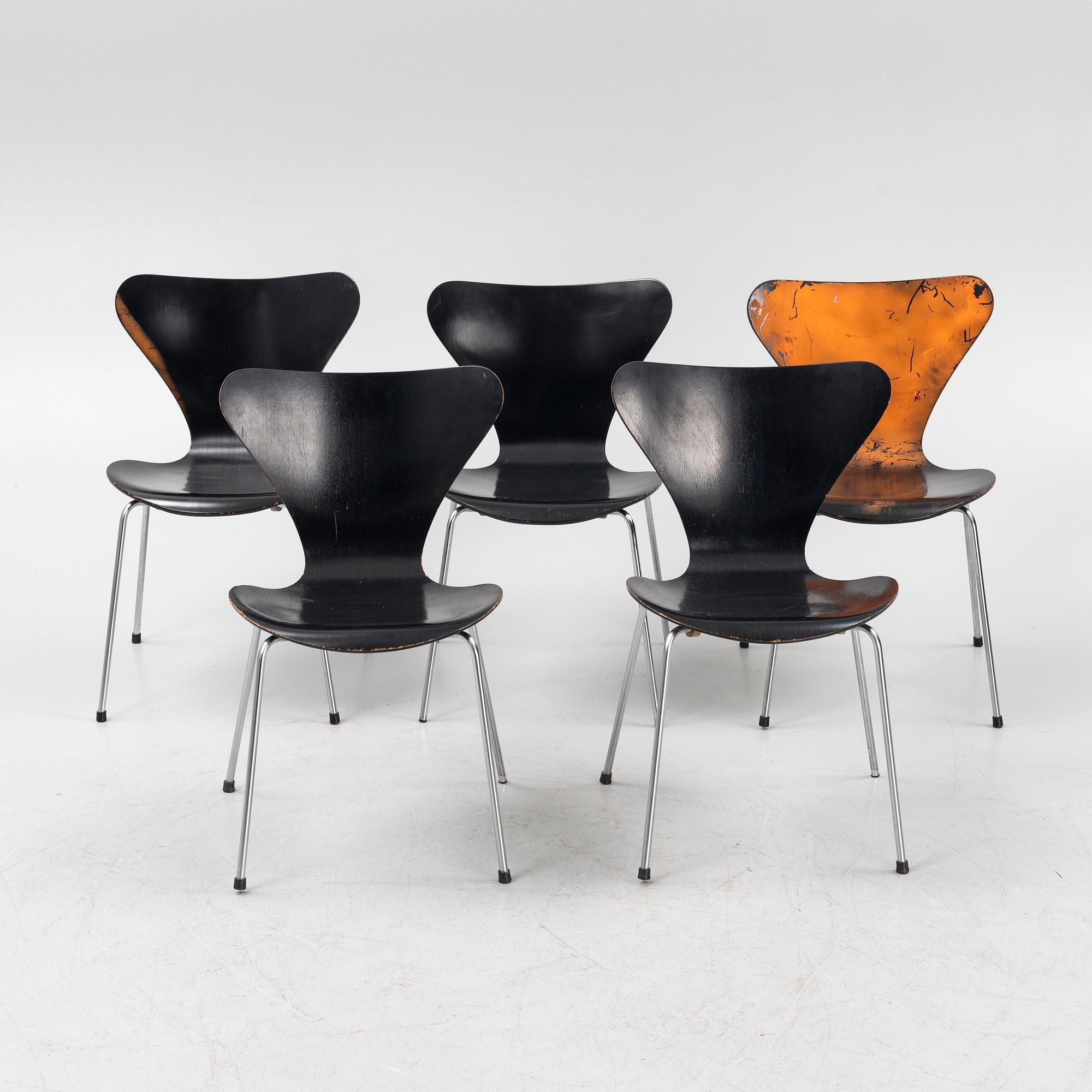 Arne Jacobsen, a set of five 'series 7' chairs from Fritz Hansen, Denmark.