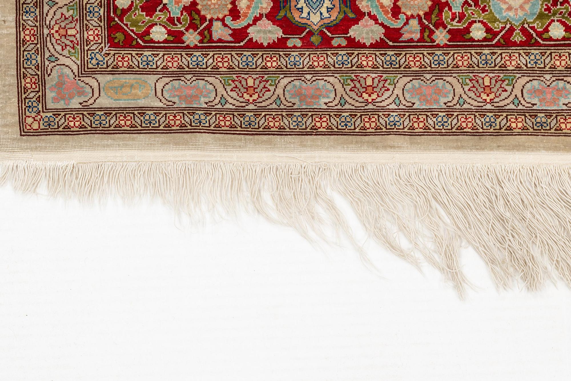 Matta, Old, silke Hereke, signerad, ca 166,5 x 109 cm.