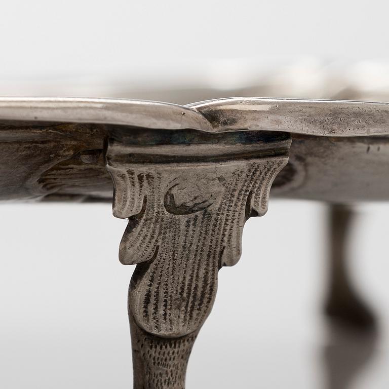 Serving dish, silver, 18th century, indistinct mark.