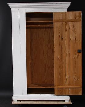 KLÄDSKÅP. 1800-tal.