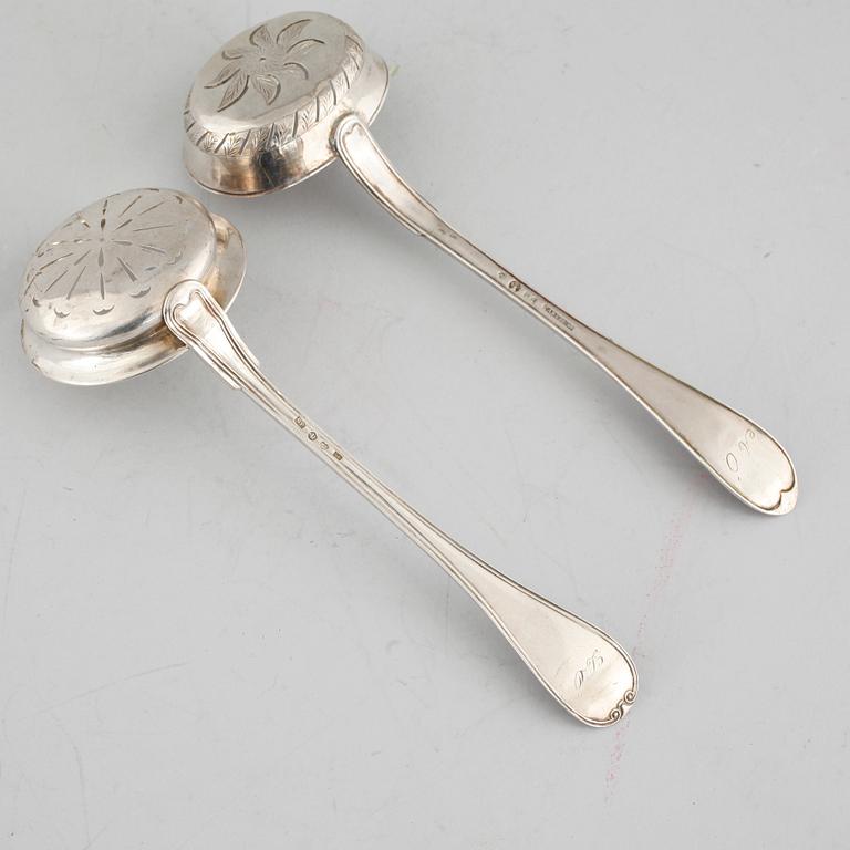 SKEDAR, 24 st, SAMT SOCKERSTRÖARE, 2 st, liknande delar av modell Gammal fransk, 1800-tal. Vikt 648 gram.