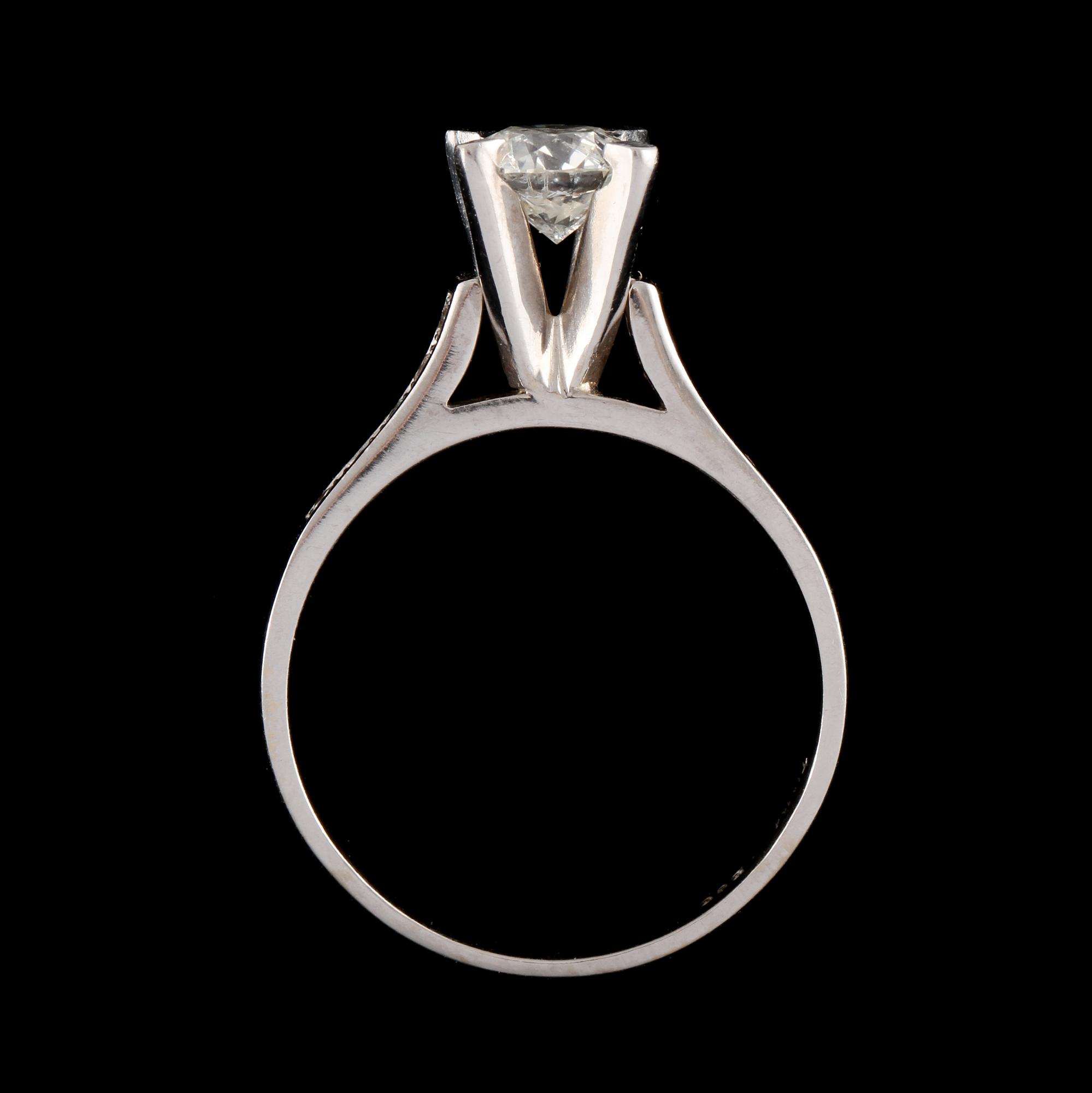 RING, 14k vitguld med 11 briljantslipade diamanter, tot ca 0.90 ct. Vikt 4 g.