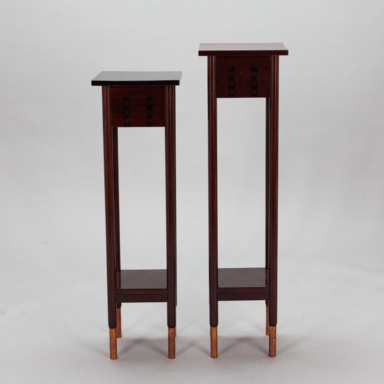 Bernhard Häkli, An oval table and two flower pedestals, Vihdin Puuseppäin Huonekaluliike 1911.