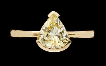 687. RING MED EN DROPPSLIPAD DIAMANT.