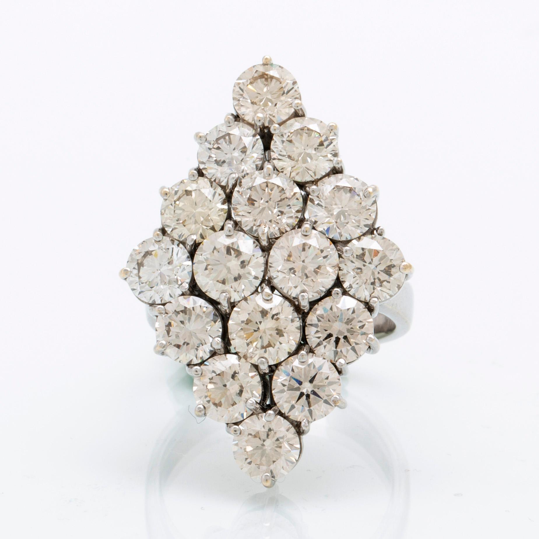 An 18K white gold and diamond ring, approx. 11.2 ct.