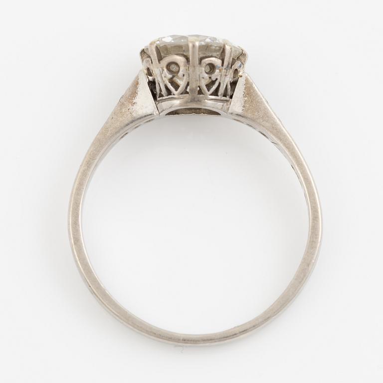 Ring in platinum with brilliant-cut diamond.