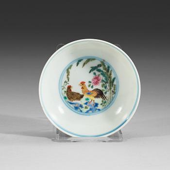 A famille rose rooster dish, late Qing Dynasty (1644-1912) with blue sealmark. .