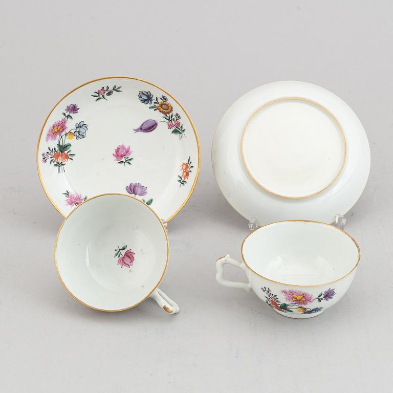 Four cups with six (4+2)dishes, Qing dynasty, 18th century.