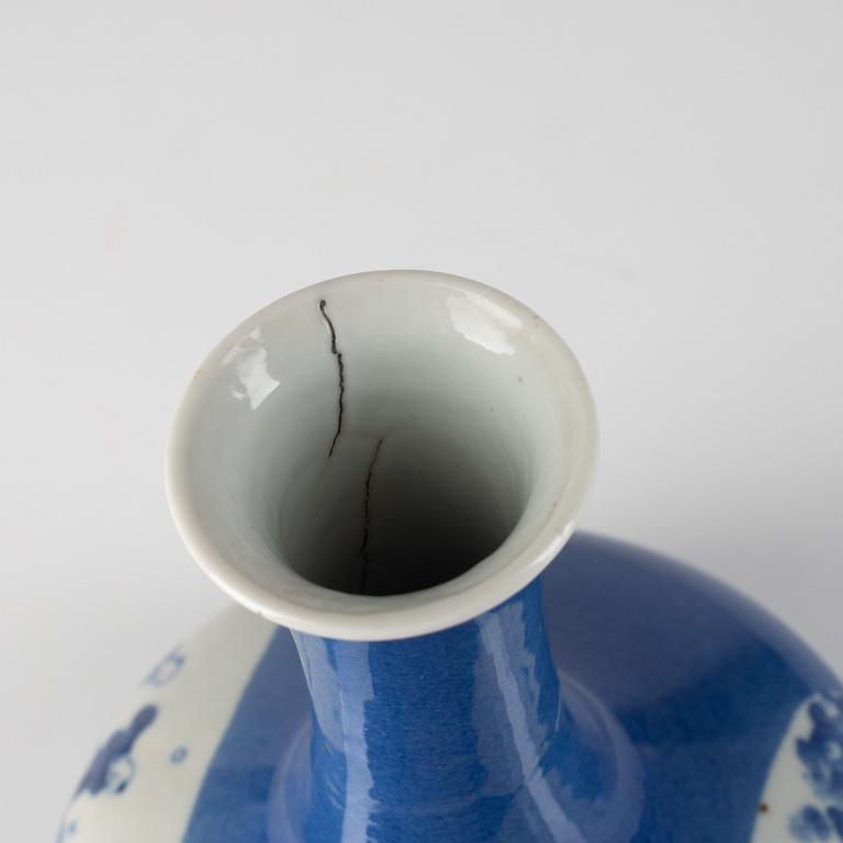 A blur and white porcelain vase, China, late Qing dynasty.