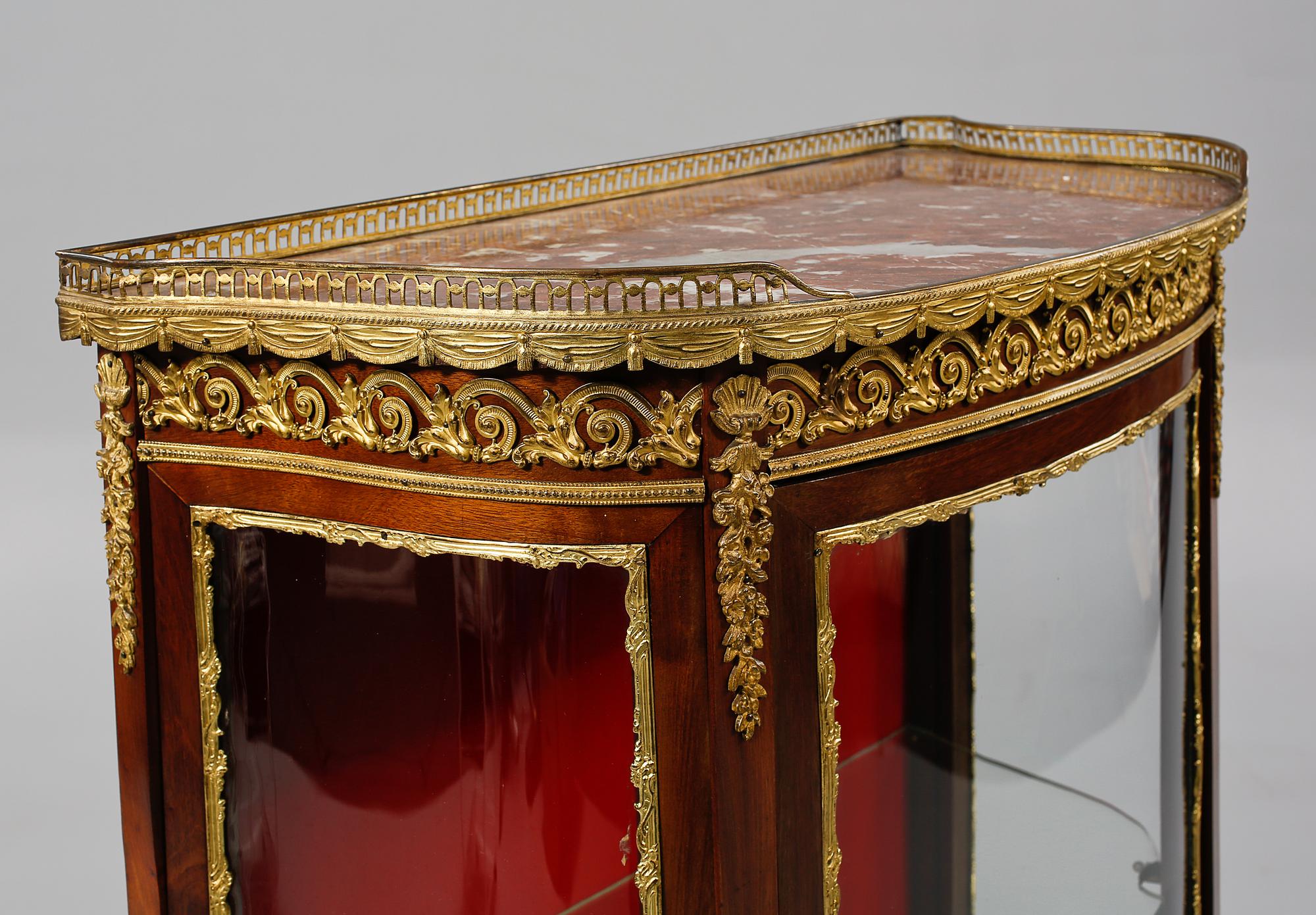 VITRINSKÅP, Louis XVI-stil, 1900-talets mitt.