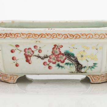 A pair of porcelain Chinese jarndiniere / flowerpots, late Qing dynasty.