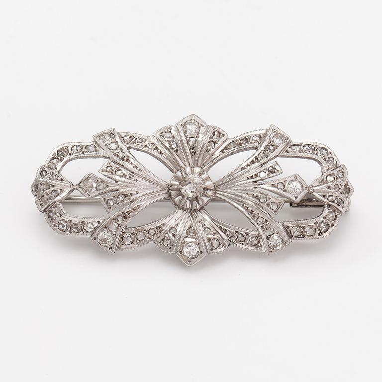 Brosch, palladium, gammal- och briljantslipade diamanter ca 0.35 ct, och rosenslipade diamanter.