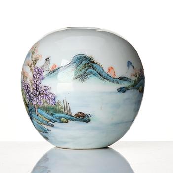 A Chinese enamelled vase, first part of the 20th century.