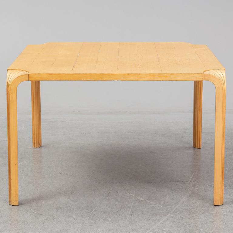 ALVAR AALTO, soffbord, björk samt karmstolar ett par, modell 46, Artek.