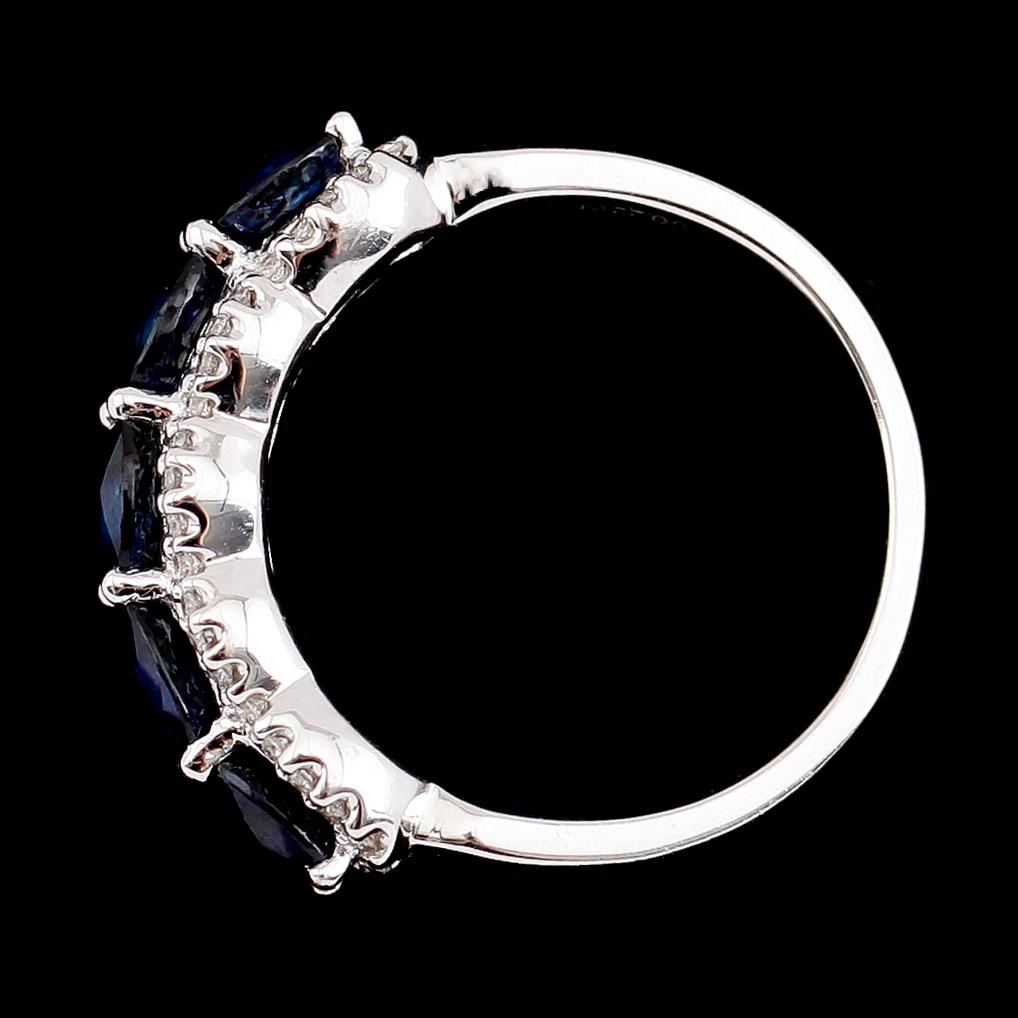 RING, 18 k vitguld, blå safirer och briljantslipade diamanter. Vikt ca 6,3 g.