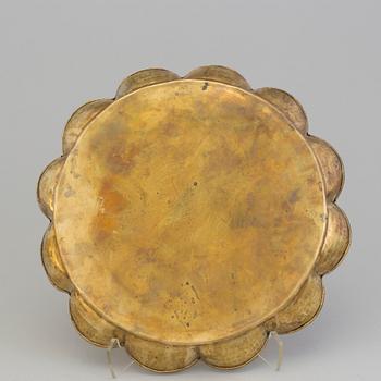 A set of three brass trays by Arvid Johansson, Arvika Konstsmide.