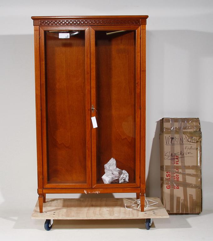 VITRINSKÅP, gustaviansk stil, 1900-talets andra hälft.