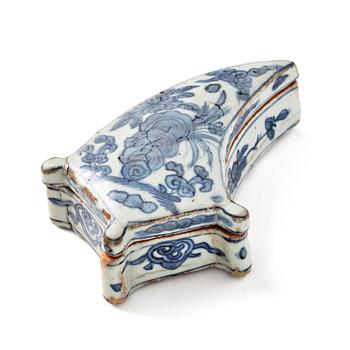 1098. A blue and white box with cover, Ming dynasty, 16th century.