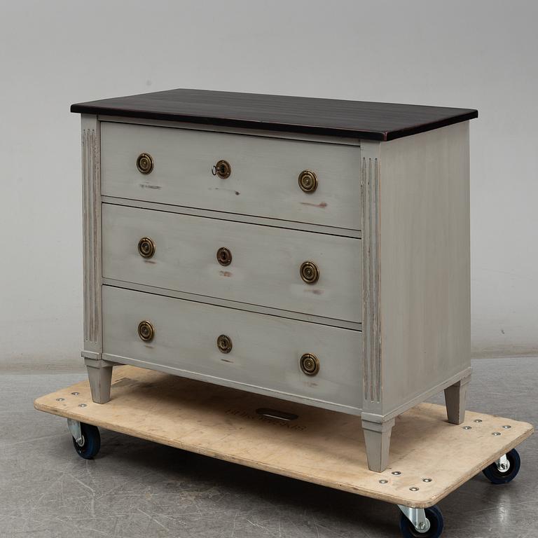 BYRÅ, gustaviansk stil, omkring 1900.