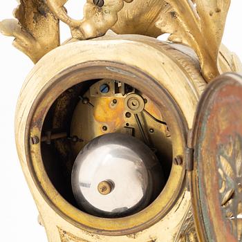 Bordsur, mässing, rokokostil, omkring 1900.