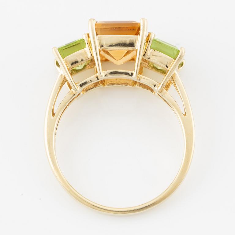 Ring, three-stone ring, 14K gold with emerald-cut citrine and peridots.