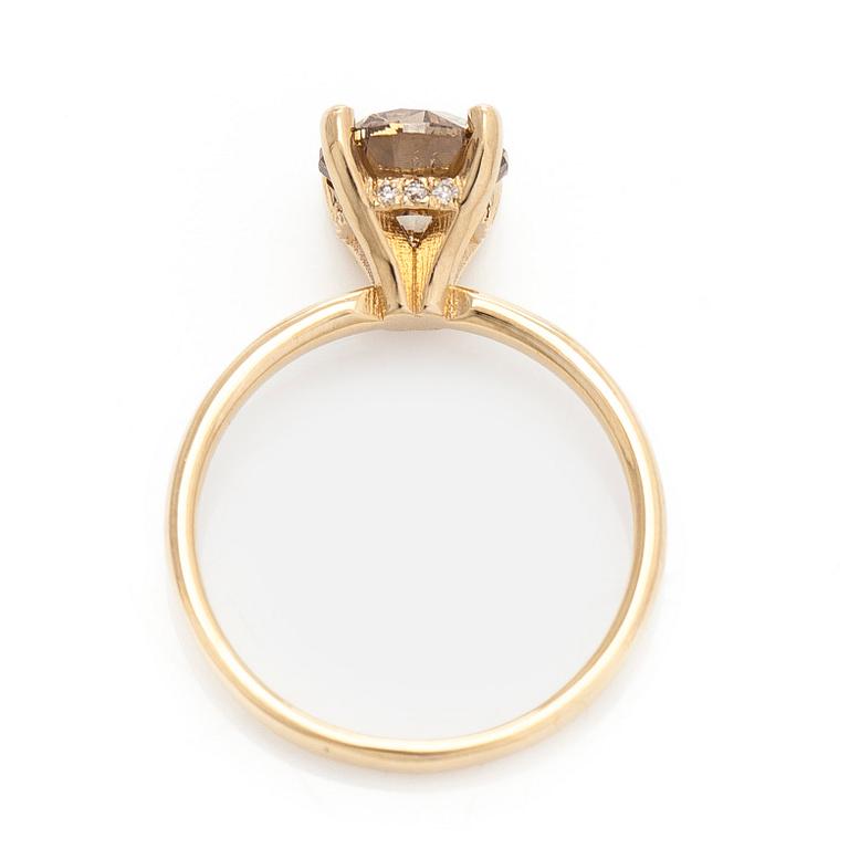 A 14K gold ring, set with brilliant-cut diamonds. With IGI report.