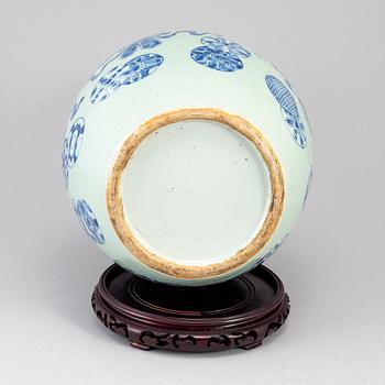 A blue and white tianqiuping vase, Qing dynasty, late 19th/early 20th century.